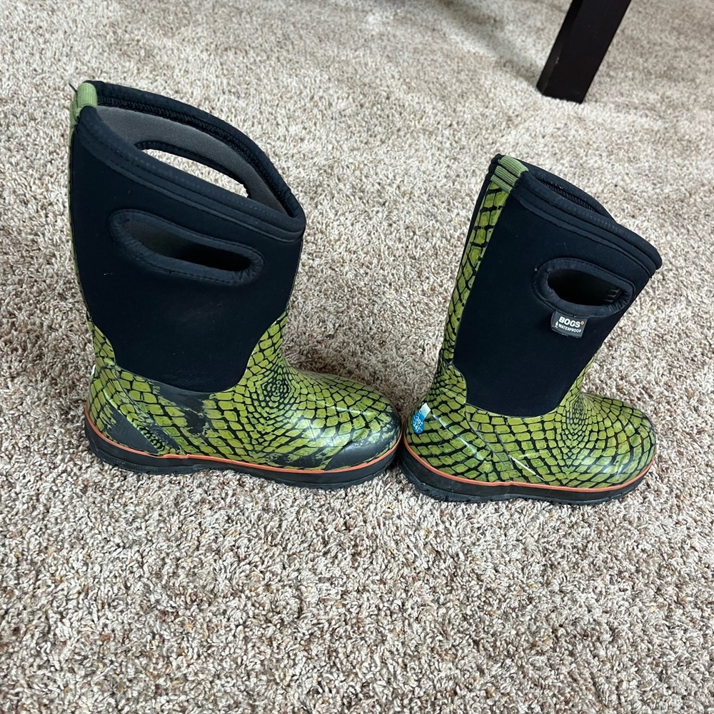 Boys size 2 winter boots bogs brand